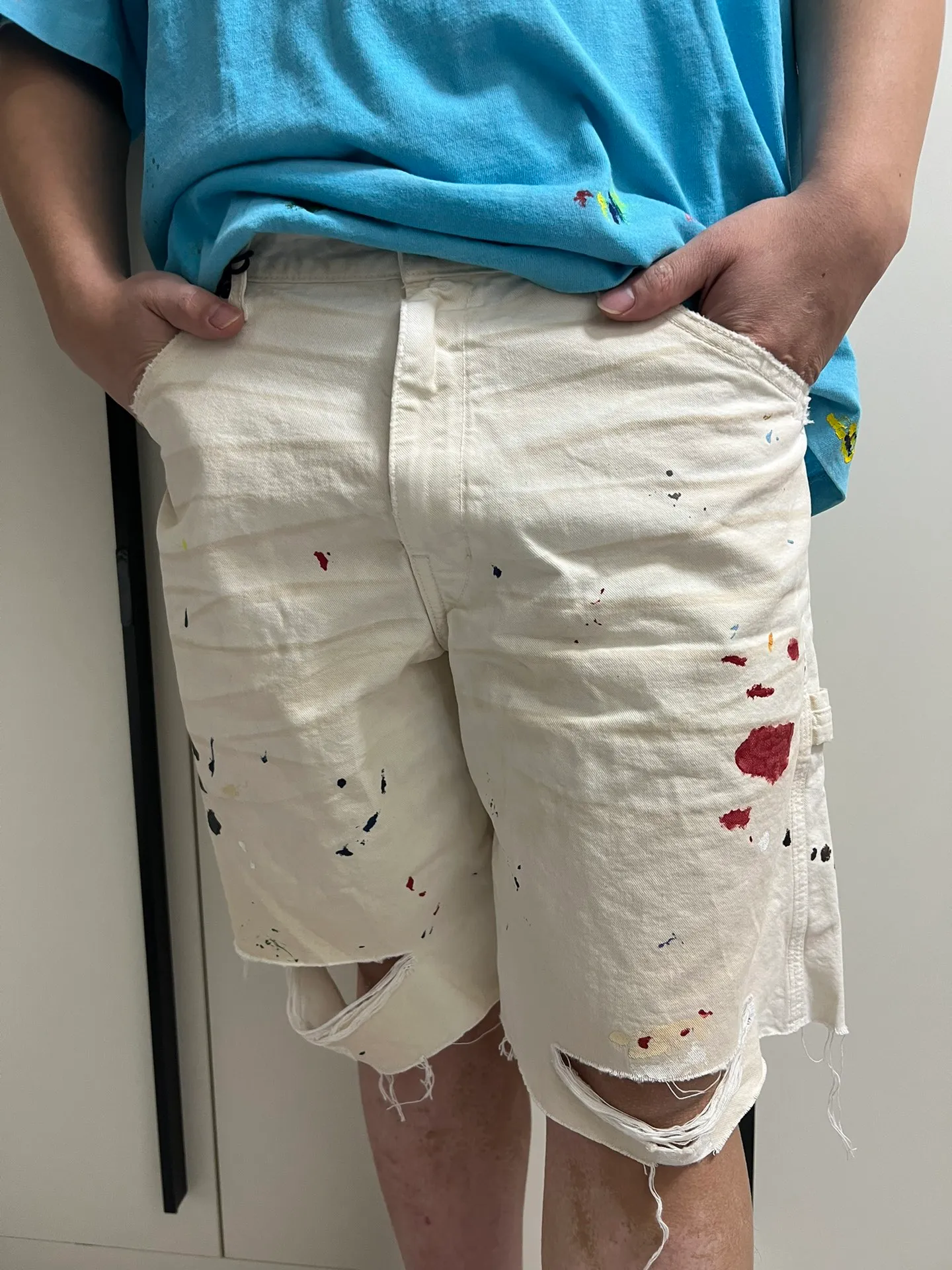 GALLERY DEPT. FLEA CARPENTER SHORTS Ink-cut knife-cut mud-dyed denim shorts. Destroy VINTAGE distressed denim shorts. Distressed white S-XL. Rewashed cement-dyed to make it old. Knife cut holes. Cat whiskers are worn. Customized full set with logo accessories. Purely handmade acrylic splash-ink graffiti.